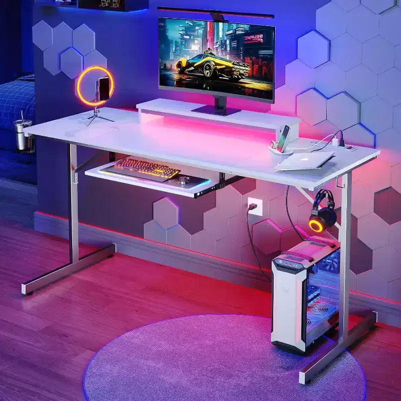 Escritorio de gaming de 63 con luces LED y tomas de corriente, escritorio para computadora con soporte para monitor y bandeja para teclado, para oficina en casa