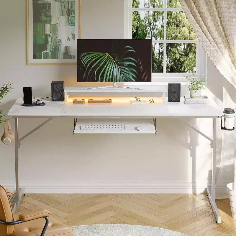 Escritorio de gaming de 63 con luces LED y tomas de corriente, escritorio para computadora con soporte para monitor y bandeja para teclado, para oficina en casa