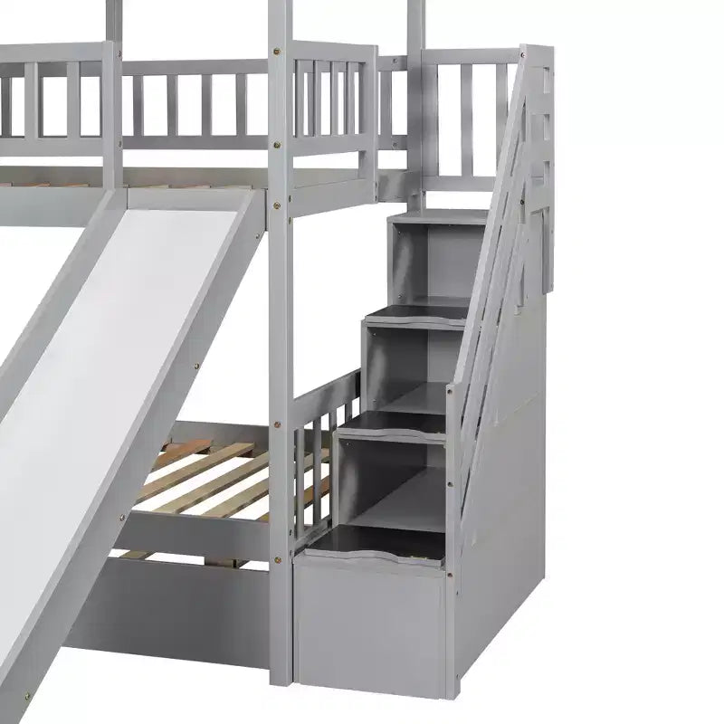 Lit superposé maison pour deux lits jumeaux avec lit gigogne et toboggan, escalier de rangement, toit et fenêtres