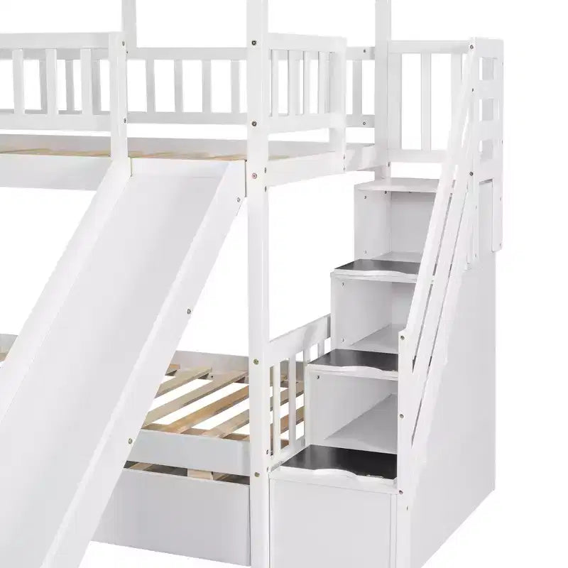 Lit superposé maison pour deux lits jumeaux avec lit gigogne et toboggan, escalier de rangement, toit et fenêtres