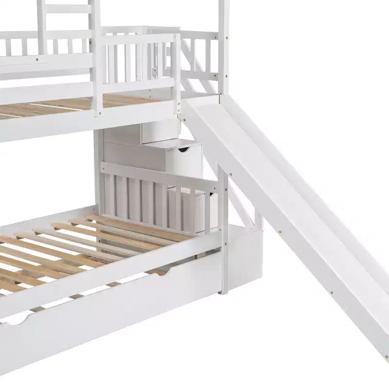 Lit superposé maison pour deux lits jumeaux avec lit gigogne et toboggan, escalier de rangement, toit et fenêtres
