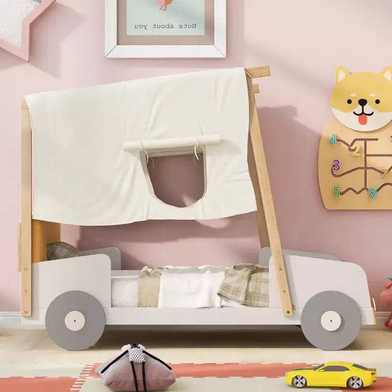 Cama infantil de madera con forma de coche, almohada, tela para el techo y LED - natural