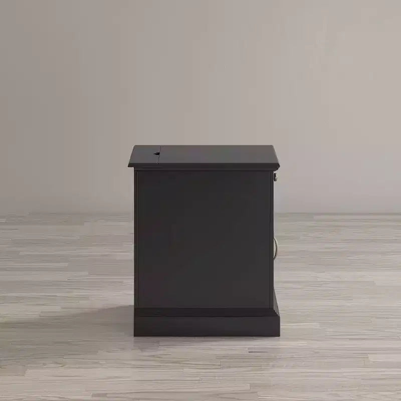 Table d’appoint avec fauteuil et chargeur