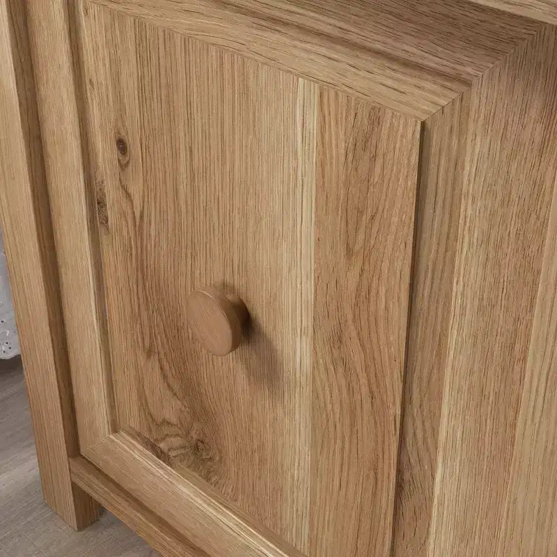 Nachttisch im Landhausstil mit verstecktem Stauraum
