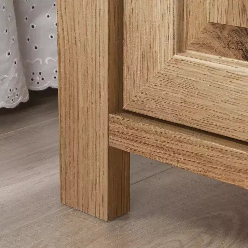 Nachttisch im Landhausstil mit verstecktem Stauraum