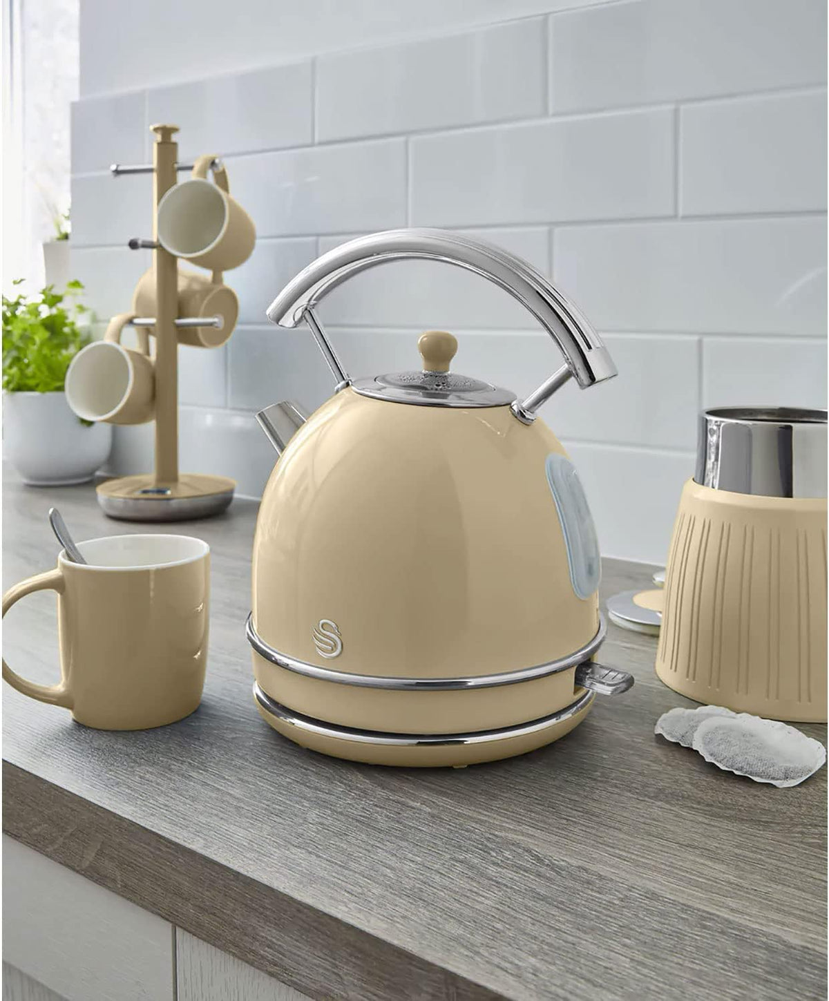 Swan Retro Ensemble Petit-Déjeuner, Bouilloire 1,8 L, Grille-Pain 2 Tranches à Fente Large, Micro-Ondes Numérique 20L, 6 Niveaux de Puissance, Minuteur, Porte Miroir, Design Vintage, Crème