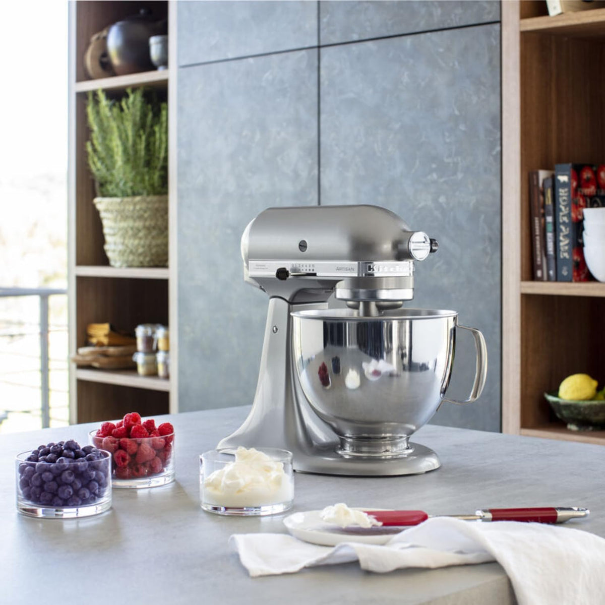 KitchenAid Robot Patissier I Artisan I Robot cuisine multifonctions à tête inclinable I Avec 4 accessoires I Bol de 4,8L | Crème