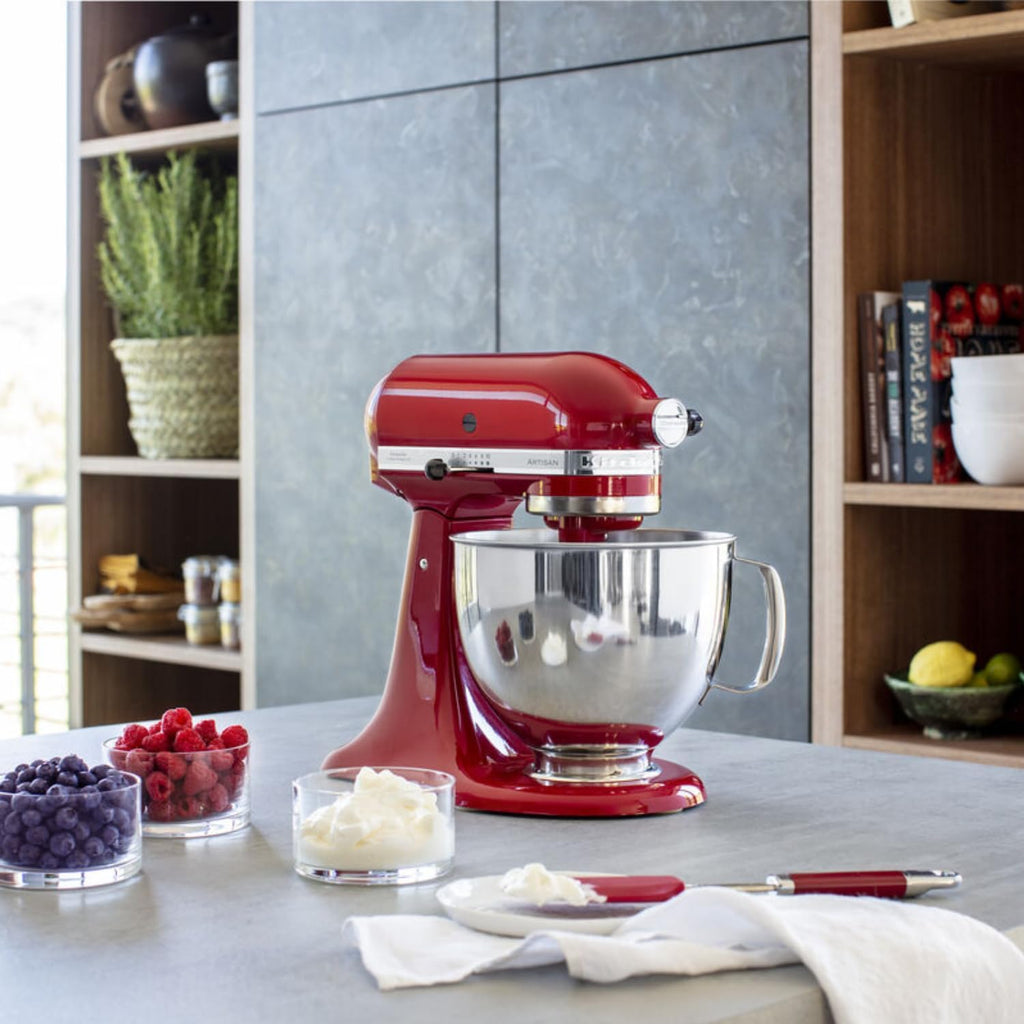KitchenAid Robot Patissier I Artisan I Robot cuisine multifonctions à tête inclinable I Avec 4 accessoires I Bol de 4,8L | Crème