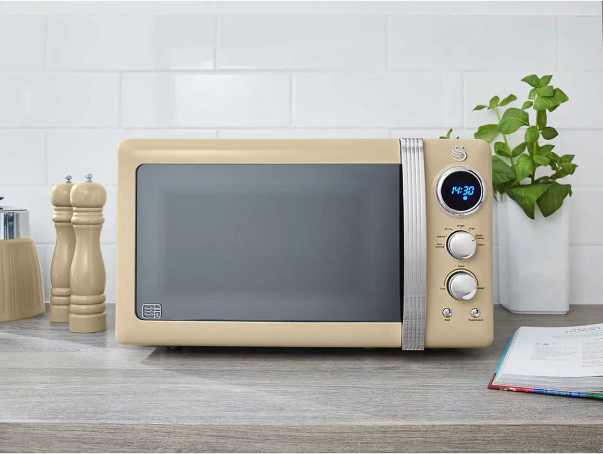 Swan Retro Ensemble Petit-Déjeuner, Bouilloire 1,8 L, Grille-Pain 2 Tranches à Fente Large, Micro-Ondes Numérique 20L, 6 Niveaux de Puissance, Minuteur, Porte Miroir, Design Vintage, Crème