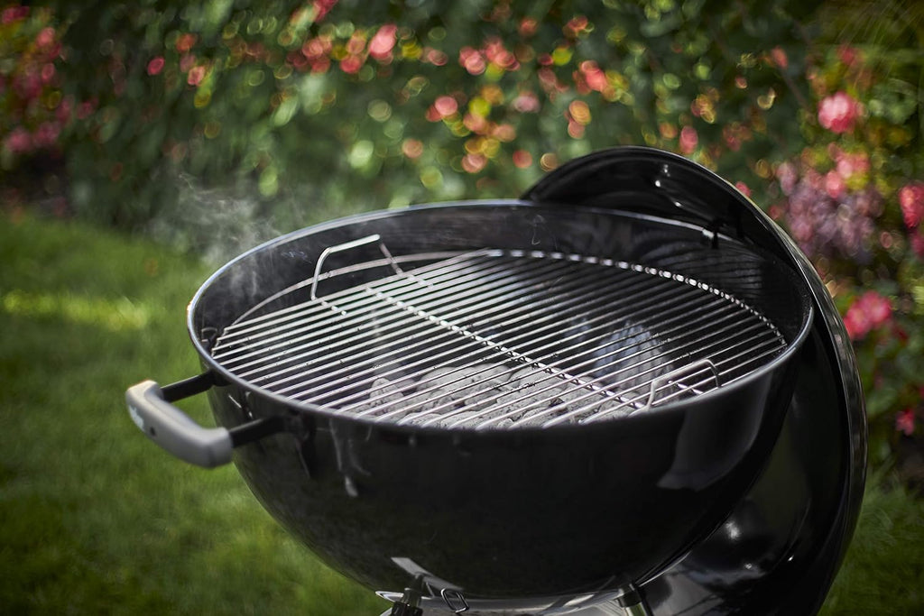 Weber Classic Kettle barbecue au charbon de bois, surface de cuisson ? 57cm, barbecue avec couvercle et cuve en acier emaillé, thermomètre intégré au couvercle, trépied et roues - Noir (1341504)