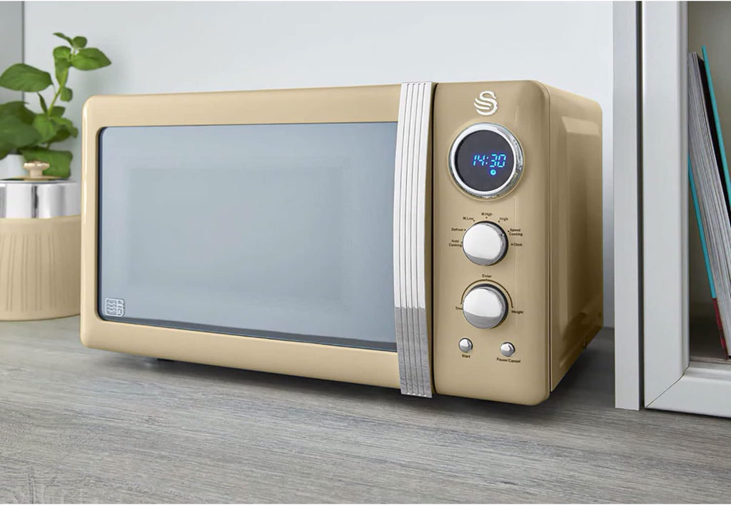 Swan Retro Ensemble Petit-Déjeuner, Bouilloire 1,8 L, Grille-Pain 2 Tranches à Fente Large, Micro-Ondes Numérique 20L, 6 Niveaux de Puissance, Minuteur, Porte Miroir, Design Vintage, Crème
