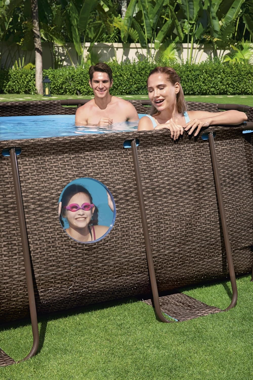 Bestway 56946 Piscine Power Steel? Swim Vista ovale 488 x 305 x 107 cm motif rotin avec hublots, filtration à sable, échelle, bache et diffuseur Chemconnect?