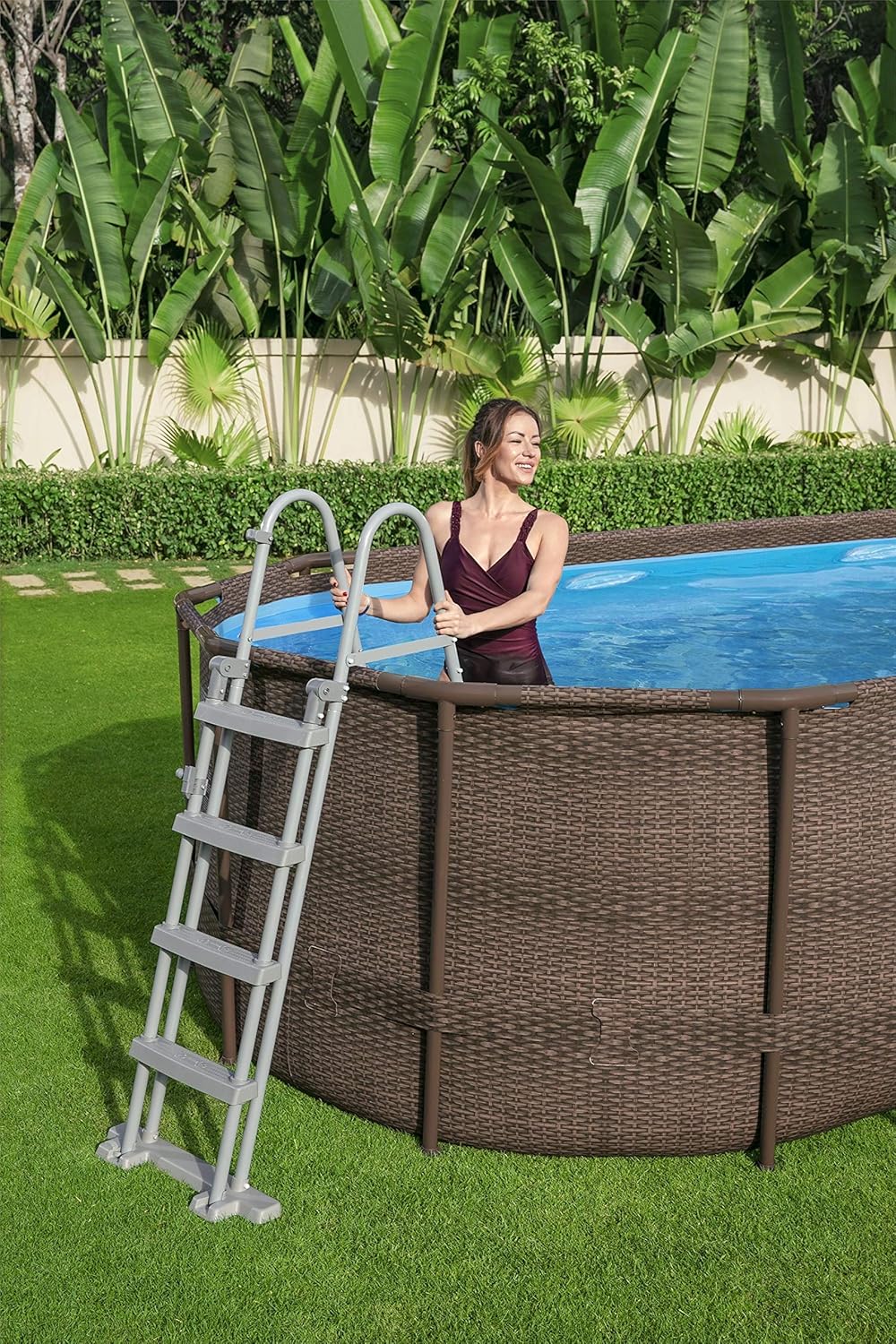 Bestway 56946 Piscine Power Steel? Swim Vista ovale 488 x 305 x 107 cm motif rotin avec hublots, filtration à sable, échelle, bache et diffuseur Chemconnect?