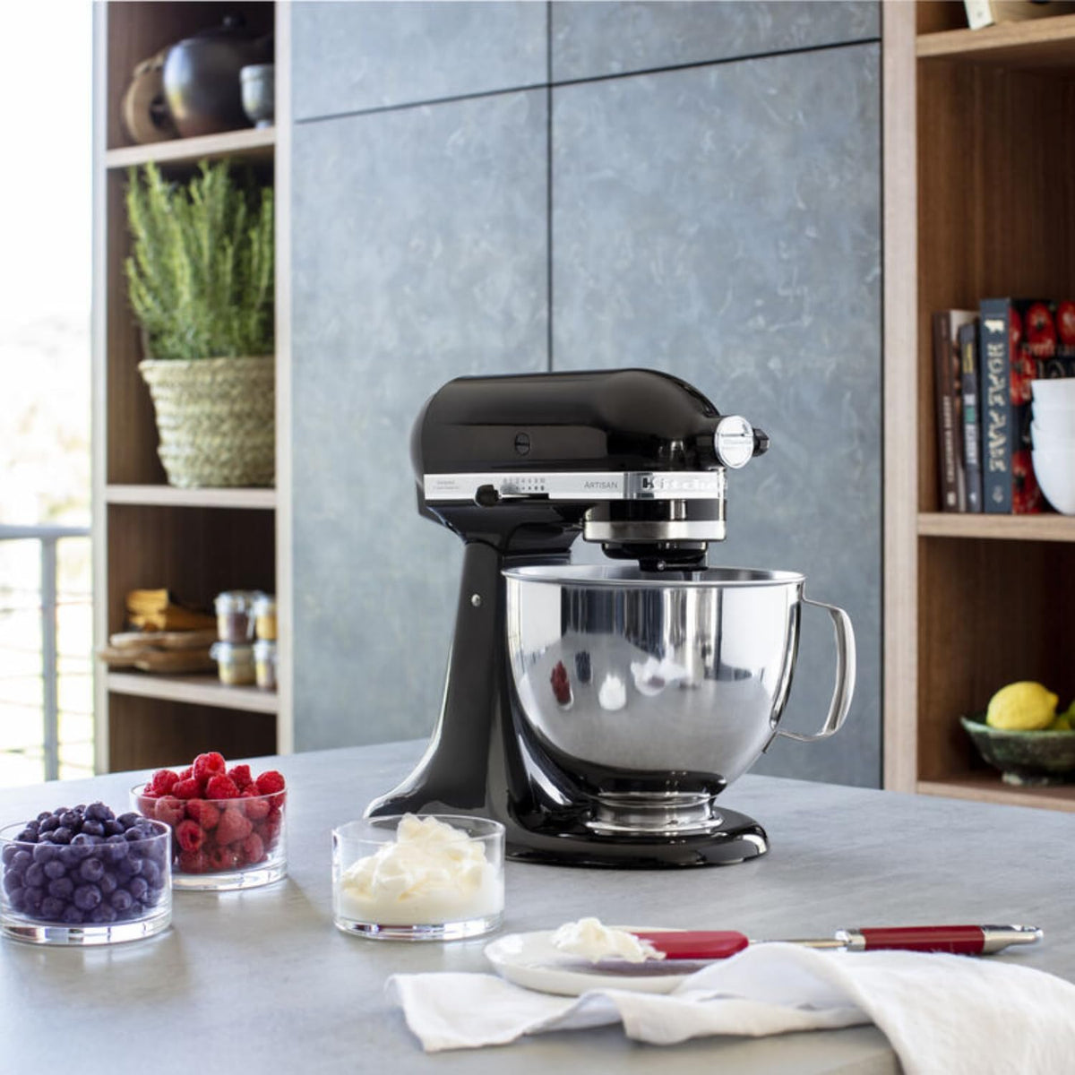 KitchenAid Robot Patissier I Artisan I Robot cuisine multifonctions à tête inclinable I Avec 4 accessoires I Bol de 4,8L | Crème